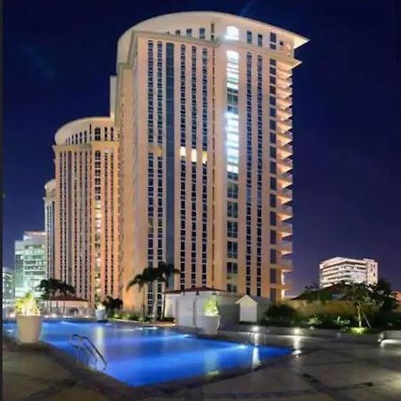 Luxury Bgc Condo In Taguig, Mckinley - Covered Parking And Wifi Free Exterior photo